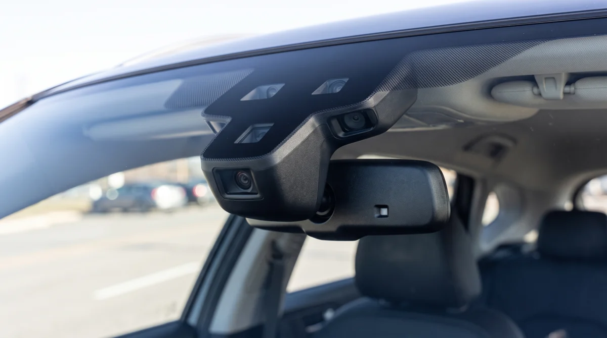 נוצר על ידי מודל בינה מלאכותית Gemini Pro מצלמת ADAS וחיישנים בחלק העליון של השמשה הקדמית